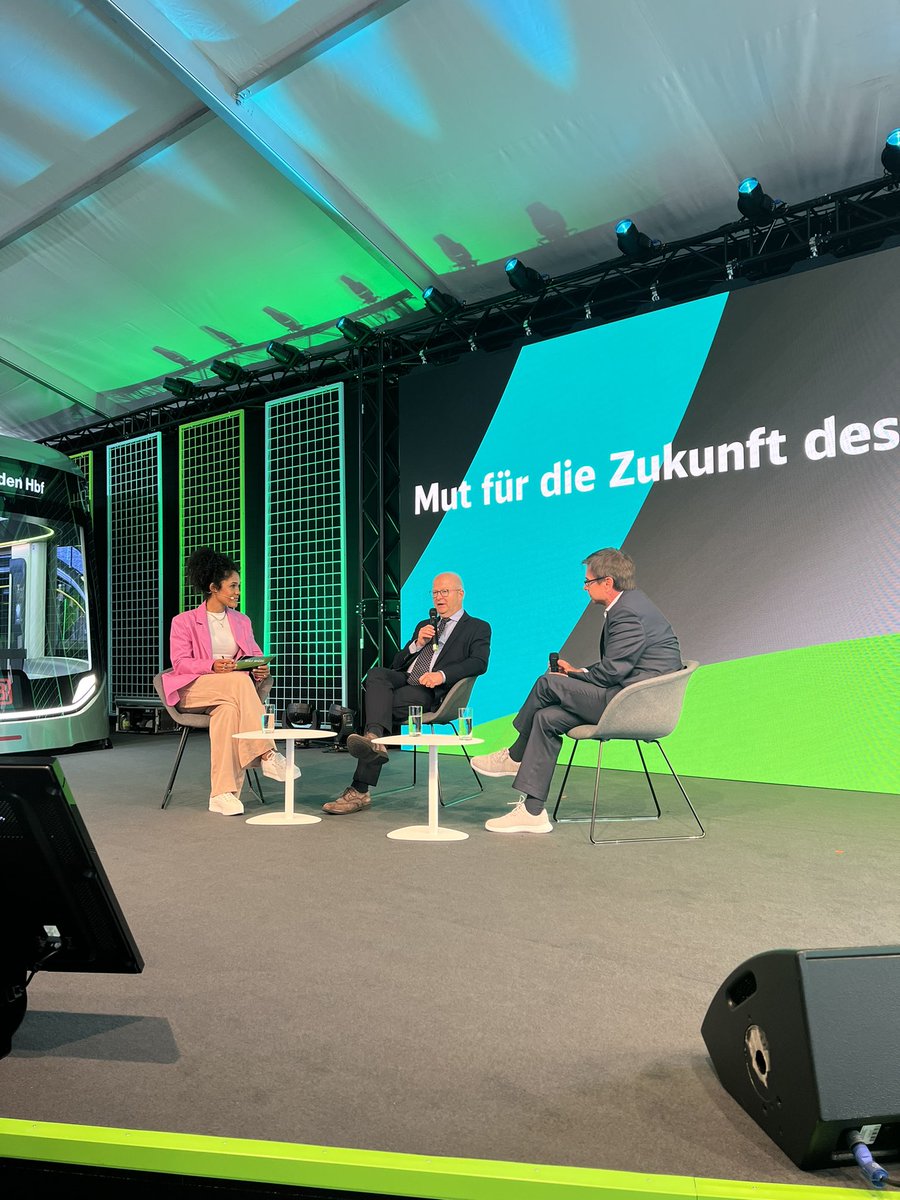 zeichhardt's tweet photo. „Die Zukunft ist intermodal“ @EUTheurer @InnoTrans erfrischt mit seinen Schwerpunkten #Digitalfirst , ganz nebenbei nennt er den #fridaysforfuture um in #technologyforfuture & zeigt das #Klimaneutral kein Ziel, sondern eine Selbstverständlichkeit ist @DB_Presse @bmdv #ideenzug https://t.co/lWD67shDV6