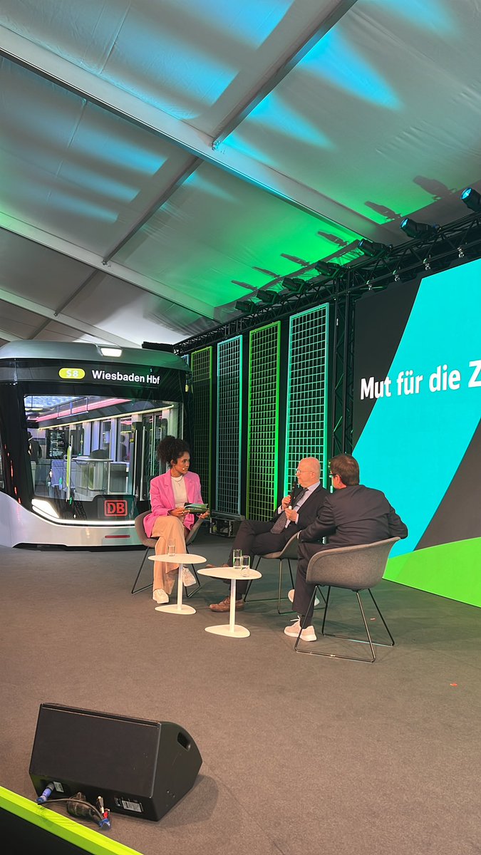 zeichhardt's tweet photo. „Die Zukunft ist intermodal“ @EUTheurer @InnoTrans erfrischt mit seinen Schwerpunkten #Digitalfirst , ganz nebenbei nennt er den #fridaysforfuture um in #technologyforfuture & zeigt das #Klimaneutral kein Ziel, sondern eine Selbstverständlichkeit ist @DB_Presse @bmdv #ideenzug https://t.co/lWD67shDV6