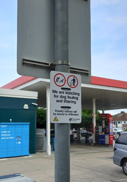 ChelmsHealth's tweet image. After identifying an area badly littered, signs were erected and enforcement patrols commenced and as a result a fixed penalty notice was served on a gentleman recently for discarding his cigarette butt in the area. @ChelmsCouncil 
#dontlitter