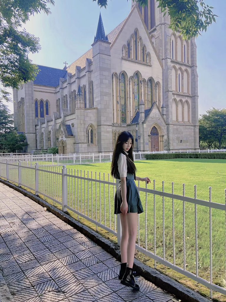 你亲妈今天的穿着喜欢吗狗儿子们？哦，忘了你们喜不喜欢不重要，什么都是要看主人的心情，包括鞋底的脏泥巴也要赏赐才允许吃下去！
#Feetfettish #奴 #恋足 #玉足 #美脚 #美足 #脚奴 #舔脚 #舔足 #足底 #足控福利 #足模 #高跟 #高跟鞋控