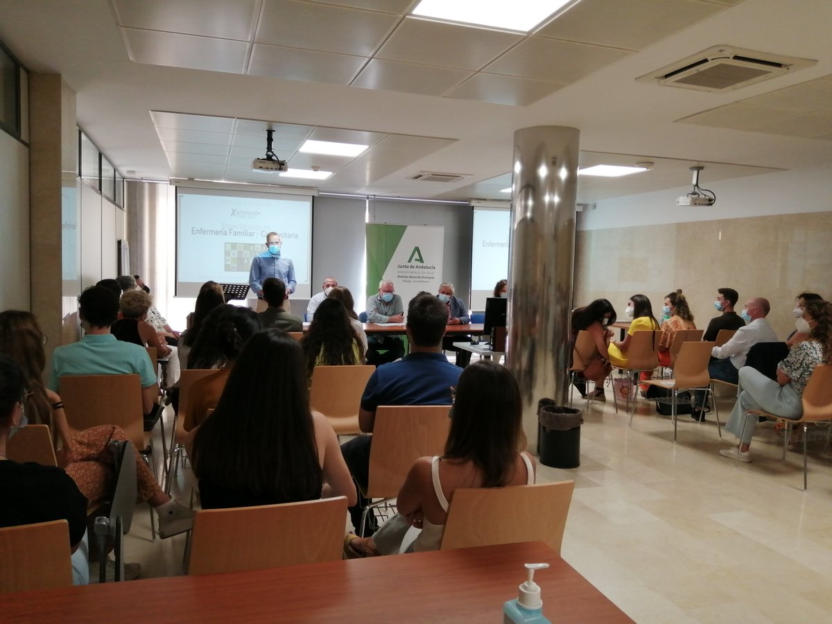 SaludAPMalaga's tweet photo. Hoy despedimos a la X Promoción de Especialistas en Enfermería Familiar y Comunitaria acompañad@s de la Dirección del Distrito, equipo de la Unidad Docente, representante del Colegio de Enfermería, sus tutores/as y nuevo alumnado. 
Enhorabuena a tod@s. https://t.co/CTxgbFDHkK