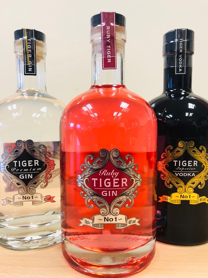 TheWiganRunner's tweet photo. 🍹 WIN A BOTTLE OF @TheTigerGin 🍹
(Worth £40)

🍹LIKE
🍹RETWEET
🍹FOLLOW @TheTigerGin &amp; @TheWiganRunner 🙋🏻‍♂️

#Win A Bottle 🍹 of @TheTigerGin 🍹 to enjoy this Autumn 🍂🍁

Enter on Twit or Insta
Winner Sun 2nd Oct

Good Luck 🙂👍🏻

#Competition #GiveAway #Prize #Free #Gin #Retweet https://t.co/vBrpxDH4y2