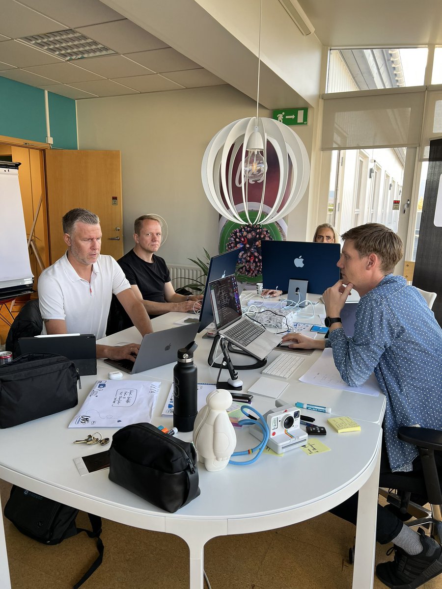 Kíkti á #UtisOnline teymið 😀Alllt klárt fyrir spennandi daga #menntaspjall Þau eru mögnuð <a href="/IngviHrannar/">Ingvi Hrannar</a> <a href="/BergmannGudm/">Bergmann Guðmundsson</a> <a href="/AlfhildurL/">Alfhildur Leifs</a> <a href="/hansrunar/">Hans Rúnar Snorrason</a>