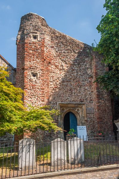 ColCivicSociety's tweet photo. Congratulations if you knew that our #WhereAndWhatIsIt #ColchesterConundrum featured the truncated tower of the C12th grade ll* listed St Martin's Church in #Colchester's #DutchQuarter 

The tower was damaged during the #SiegeOfColchester in 1648.

More:

https://t.co/3StBRm1XXL https://t.co/hjlt5w9Qwg
