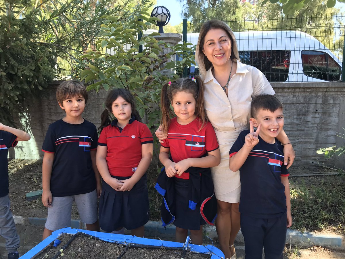 BKkarsiyaka's tweet photo. Genel Müdürümüz Sn.@dagozlem  Genel Müdür Yardımcılarımız Sn. @ErkenCocukluk ve Sn. @ozgeeasln kampüsümüzü ziyaret ederek öğretmen ve öğrencilerimiz ile bir araya geldi. Değerli ziyaretleri için kendilerine teşekkür ederiz.
#bkkarsiyaka❤️💙 https://t.co/nTab9YObhz