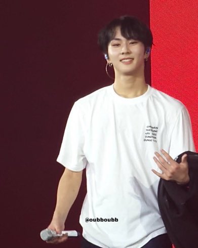 เสื้อยืดกับหุ่นจองวอน คือขิต