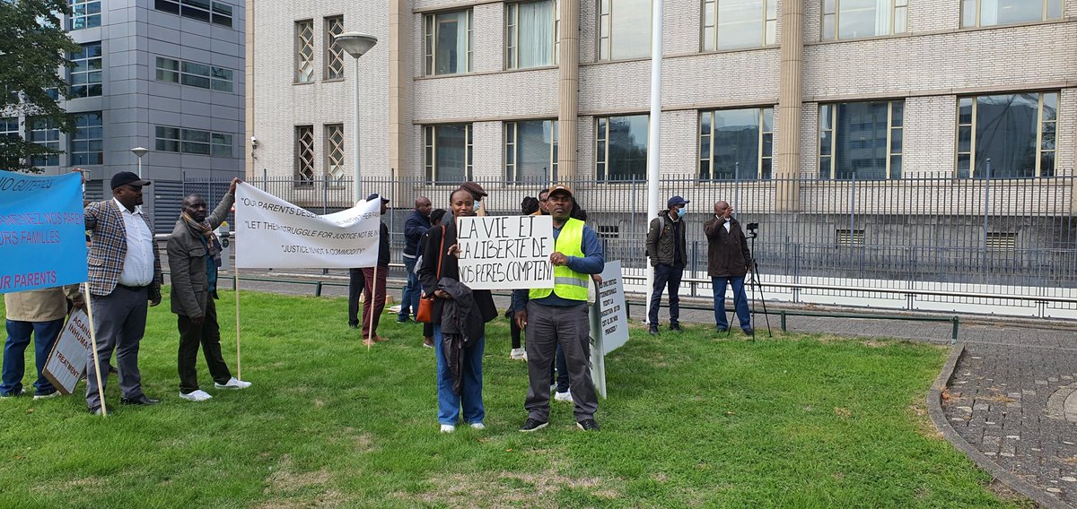 saveourparents's tweet photo. 📢📢LIVE FROM THE DEMONSTRATION 📢📢 After keeping our parents away from us they are trying to deny us our rights to protest. #ShameOnYou @unirmct @UNHumanRights @antonioguterres
@RFI @BBCWorld
#Saveourparents
#StopInjustice https://t.co/ArpINvqX6l