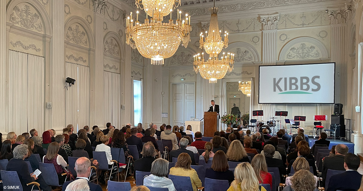 KM_Bayern's tweet photo. 20 Jahre #KIBBS Bayern: Das runde Jubiläum des
Kriseninterventions- und -bewältigungsteams bayerischer Schulpsychologinnen und Schulpsychologen wurde heute mit einem Festakt in der Münchner Residenz gebührend gefeiert und geehrt. Mehr: ➡ https://t.co/uzXoQ3po2I via @KM_Bayern https://t.co/QOL90TGbcl