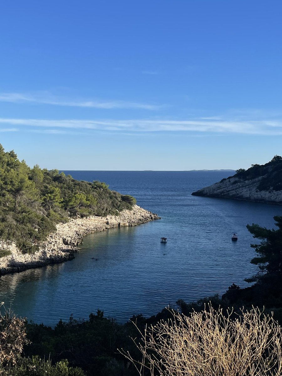 samo gledam, poslušam tišino in uživam. v te mali vasici na korčuli se čas vedno ustavi 🤍