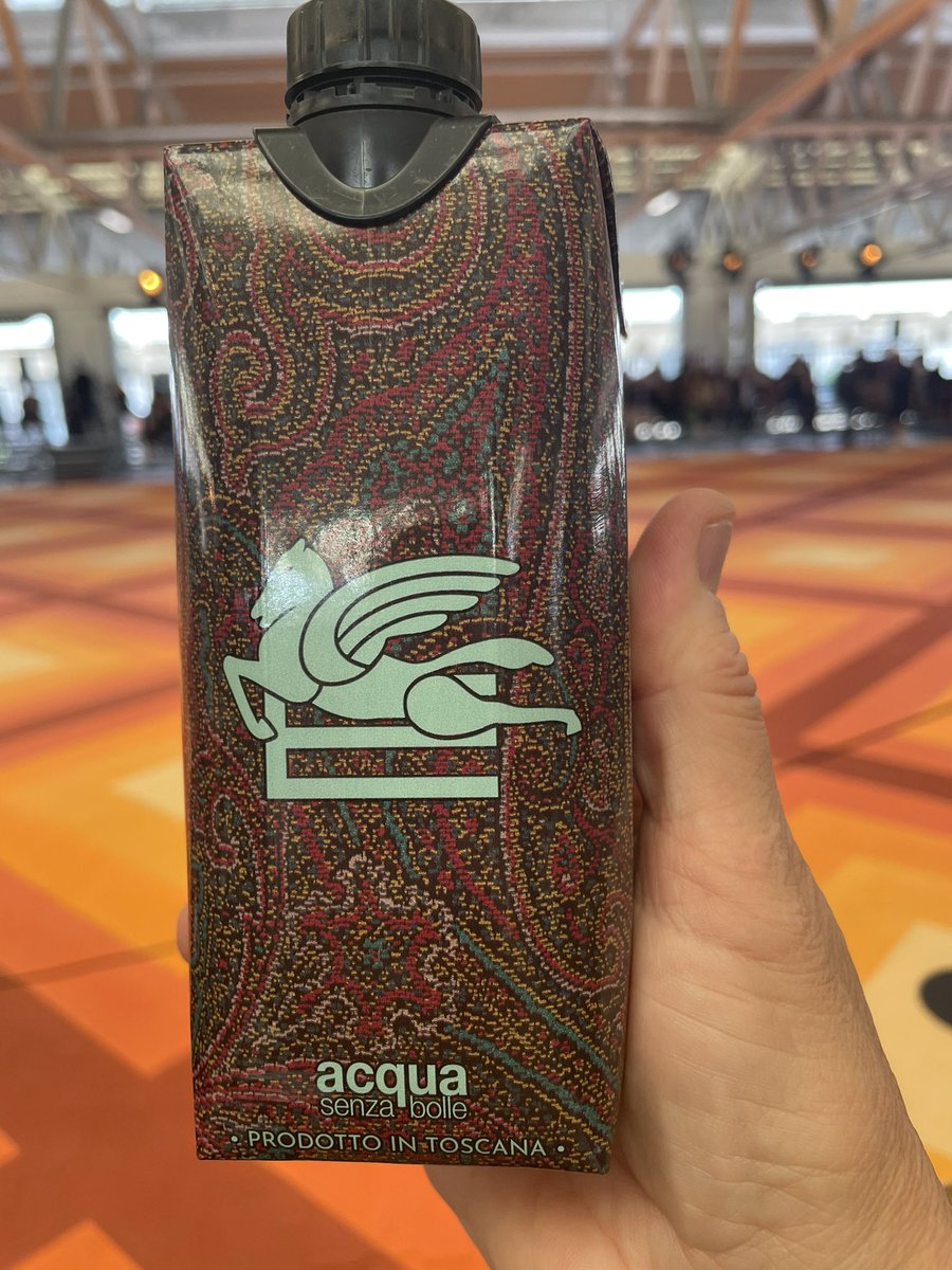 BinkleyOnStyle's tweet photo. Not only is @EtroOfficial handing out water to thirsty(!) guests, but it used paper water bottles rather than plastic. 👏 cc: @HotButtonsPod https://t.co/hHWRA9epih
