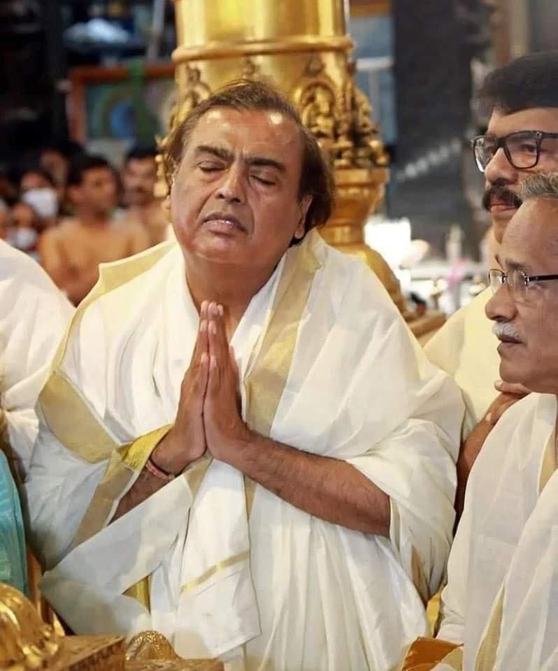 ये तस्वीर उन युवाओं को दिखाने के लिए काफ़ी है, जो 40-50 हज़ार की तनख़्वाह उठाकर cool बनने के चक्कर में पूजा पाठ करने में शर्म महसूस करते हैं! खुद को पिछड़ा समझने लगते हैं!
याद रखो सनातन धर्म ही आपका धन है!