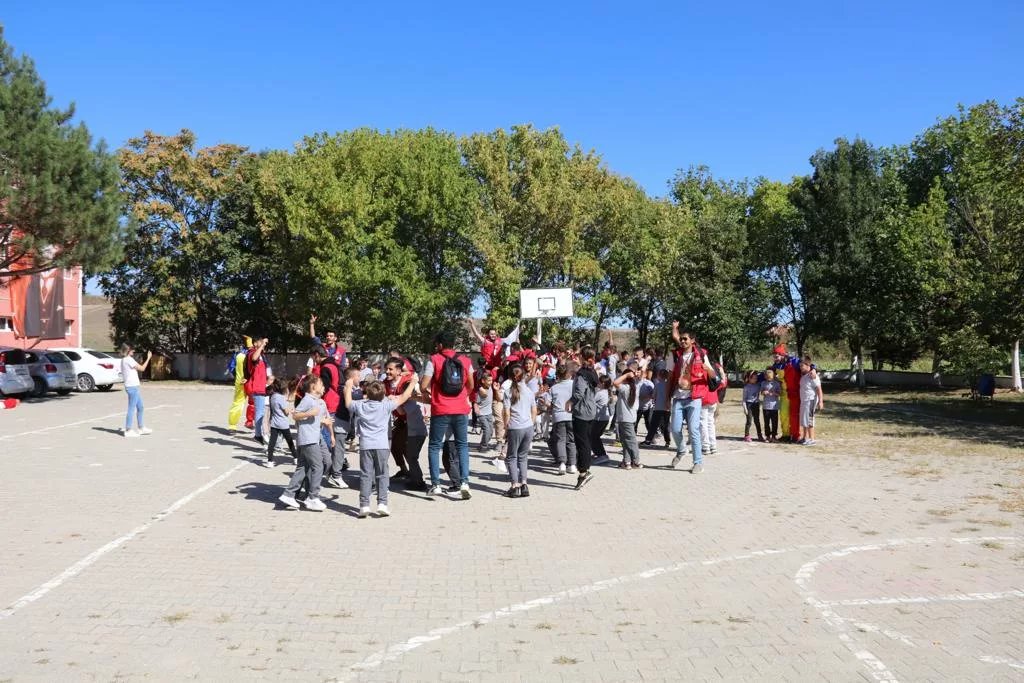 Gençlik ve Spor Bakanlığı Eğitim, Araştırma ve Koordinasyon Genel Mdr. Damla Gönüllülük Hareketi kapsamında okulumuzu 20 Gönüllü Genç ziyaret ederek öğrencilerimizle etkinlikler gerçekleştirdiler.
<a href="/edirne_valiligi/">Edirne Valiliği</a> <a href="/Edirne_MEM/">Edirne İl Millî Eğitim Müdürlüğü</a> <a href="/GSB_Edirne/">Edirne Gençlik ve Spor İl Müdürlüğü</a> <a href="/havsakaymakam/">Havsa Kaymakamlığı</a> <a href="/Dr_Onderarpaci/">Dr. Önder ARPACI</a> <a href="/HavsaIlce/">Havsa İlçe Mİlli Eğitim Müdürlüğü</a>