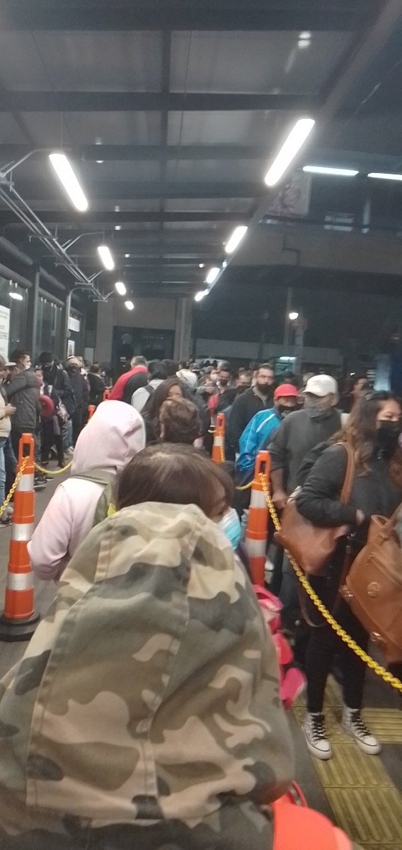 IQ_Luis's tweet photo. @STECDMX
En la estación del trolebús de Pantitlán no hay checador y la gente ya se acumuló https://t.co/gL6pM2qnfA