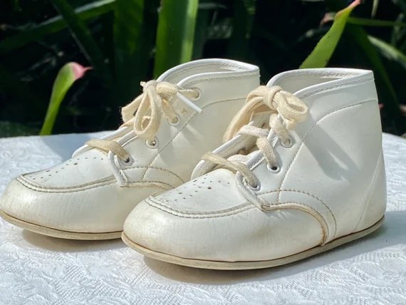 Ok, retweet if YOU wore these as a baby! My co anchor <a href="/lisa__dsouza/">Lisa D'Souza</a> has never HEARD of ‘em! <a href="/channel2kwgn/">Colorado's CW2 KWGN</a>