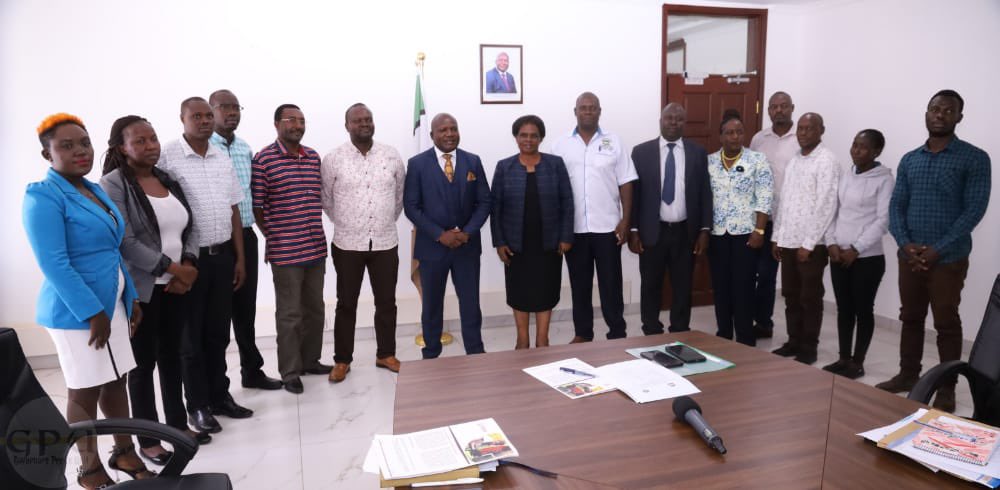 BarasaFernandes's tweet photo. Today I held a meeting with the USAID team led by the Deputy Chief of Party, Western Kenya Water Project, Mr. Calvince Kodero, where we talked about our partnership on Water Supply. 1/ https://t.co/HBOkZoAe3W