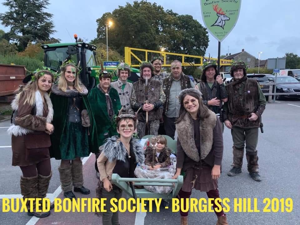 Tomorrow night Buxted Bonfire Society will be joining #BurgessHill Bonfire Society on their 2022 bonfire night,
Here's a throwback picture to #Buxted attending Burgess Hill's last night in 2019.