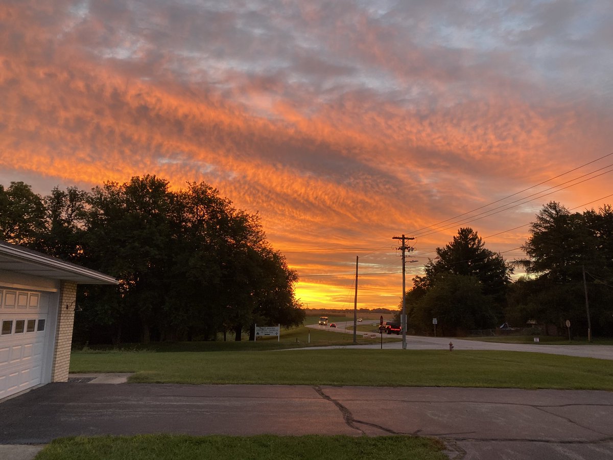 jcfultz's tweet image. The first sunrise of #fall was spectacularly beautiful! Happy Friday everyone!