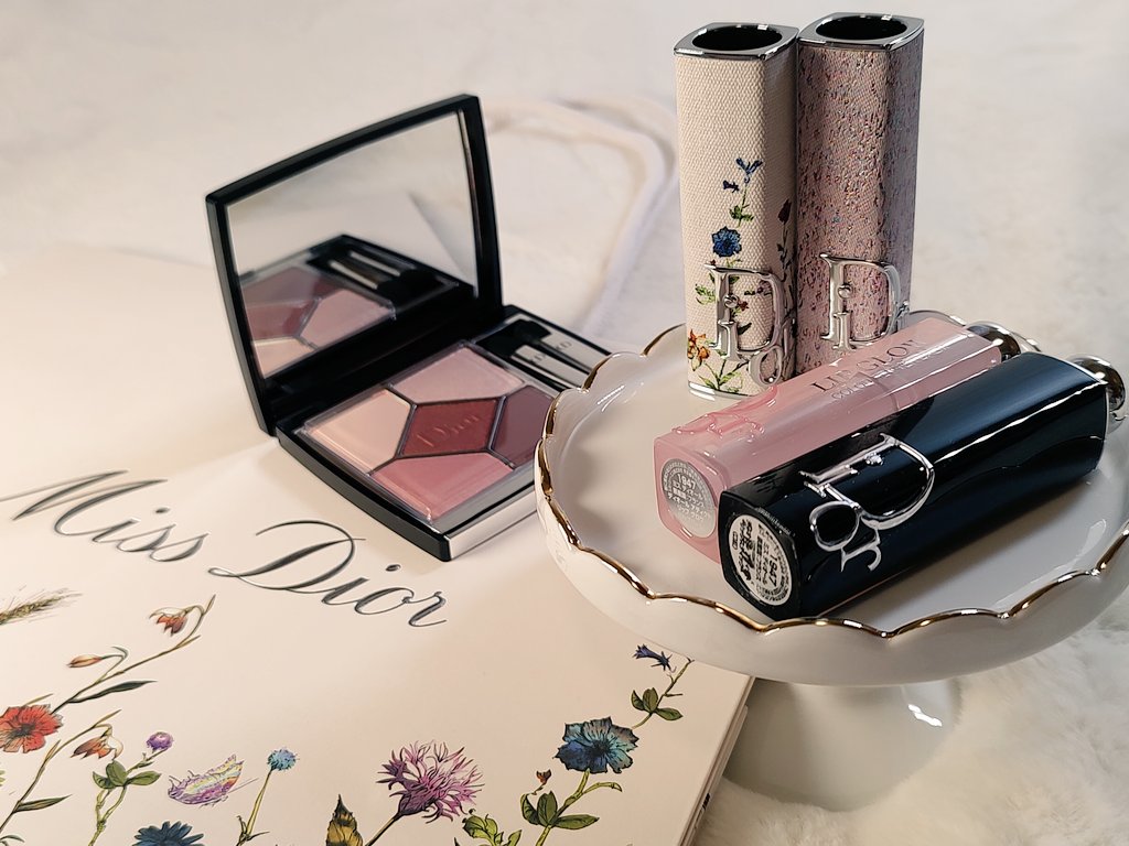kumanekomon's tweet photo. Diorのミレフィオリコレクション✨
リップ2種💄リップケース♡サンクの名前が『MISS DIOR』っていうだけで嬉しいのに色も好み😍
サンクは入手大変だった😆ホント可愛い❤️
MILLEFIORI柄のリップケースは大好きなミスディオールオードゥパルファンについているリボンと同じ柄なので、トキメキ大❤️

#Dior https://t.co/emBeHml7JZ