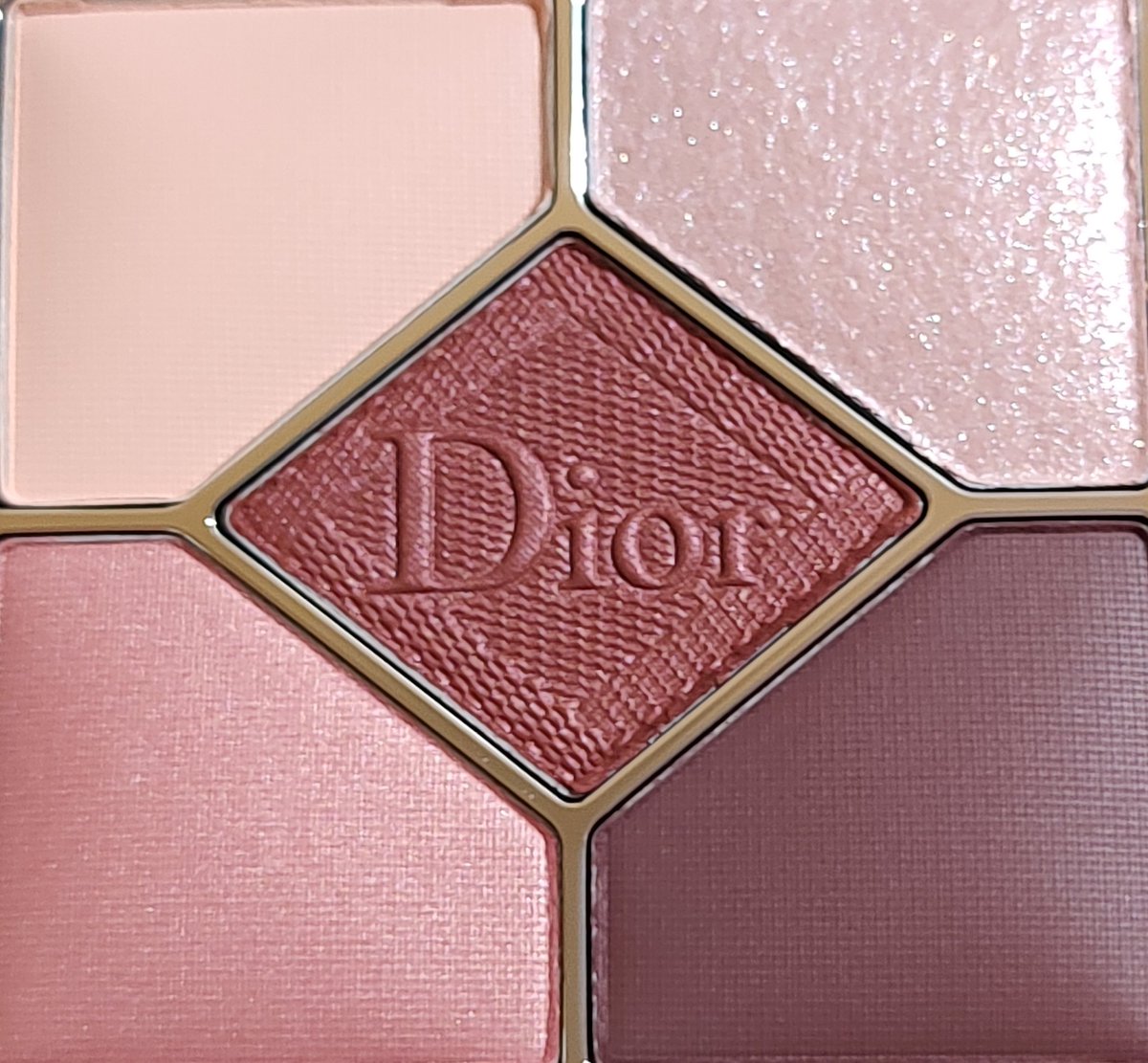 kumanekomon's tweet photo. Diorのミレフィオリコレクション✨
リップ2種💄リップケース♡サンクの名前が『MISS DIOR』っていうだけで嬉しいのに色も好み😍
サンクは入手大変だった😆ホント可愛い❤️
MILLEFIORI柄のリップケースは大好きなミスディオールオードゥパルファンについているリボンと同じ柄なので、トキメキ大❤️

#Dior https://t.co/emBeHml7JZ