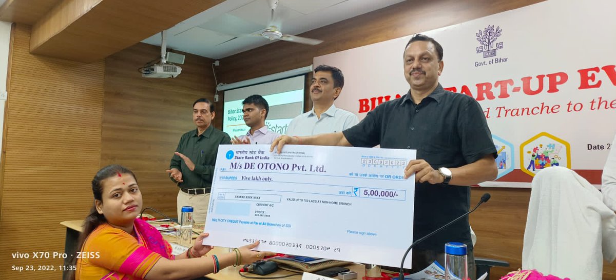 IndustriesBihar's tweet photo. Shri Vivek Kumar Singh, Development Commissioner, Govt of Bihar and Shri Sandeep Poundrik, Pricipal Secretary,Dept of Industries, Govt of Bihar handed over the cheques to the Beneficiaries at the Start-up Event.
#BiharStartUps
#SayYesToStartUp
#BiharIndustriesDept
@samirmahaseth_ https://t.co/Vnd1Qh8gZK