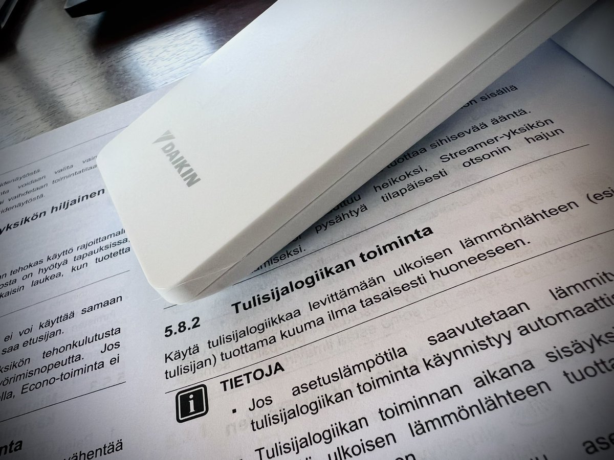 OH3UBT's tweet photo. Varaavan takan ja puilla lämpiävän vesikiertoisen lattialämmityksen kaveriksi saapui tänään #Daikin #Perfera #H40 #ilmalämpöpumppu https://t.co/cGN5u9S3Dc