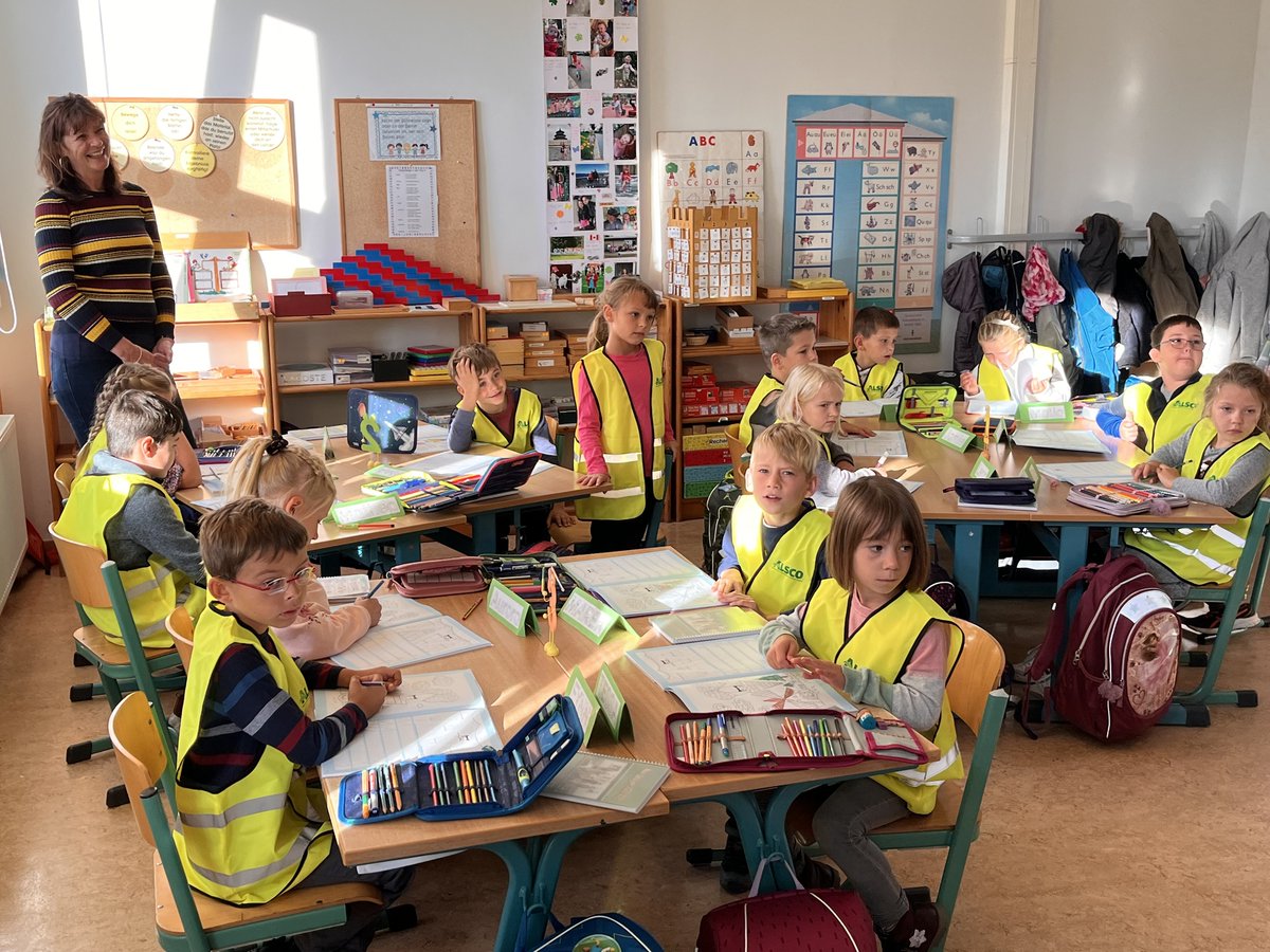 Stadt_BRB's tweet photo. 🚸 700 Sicherheitswarnwesten für die Erstklässler der #StadtBrandenburg 🚸 Die gelben Westen für mehr #Sicherheit auf dem #Schulweg bekamen die ABC-Schützen der G.-Klingenberg-Schule von OB #SteffenScheller &amp; der Beigeordneten Alexandra Adel persönlich. 👉 https://t.co/NQqBwcKYqx https://t.co/Xle5kxN8Kf