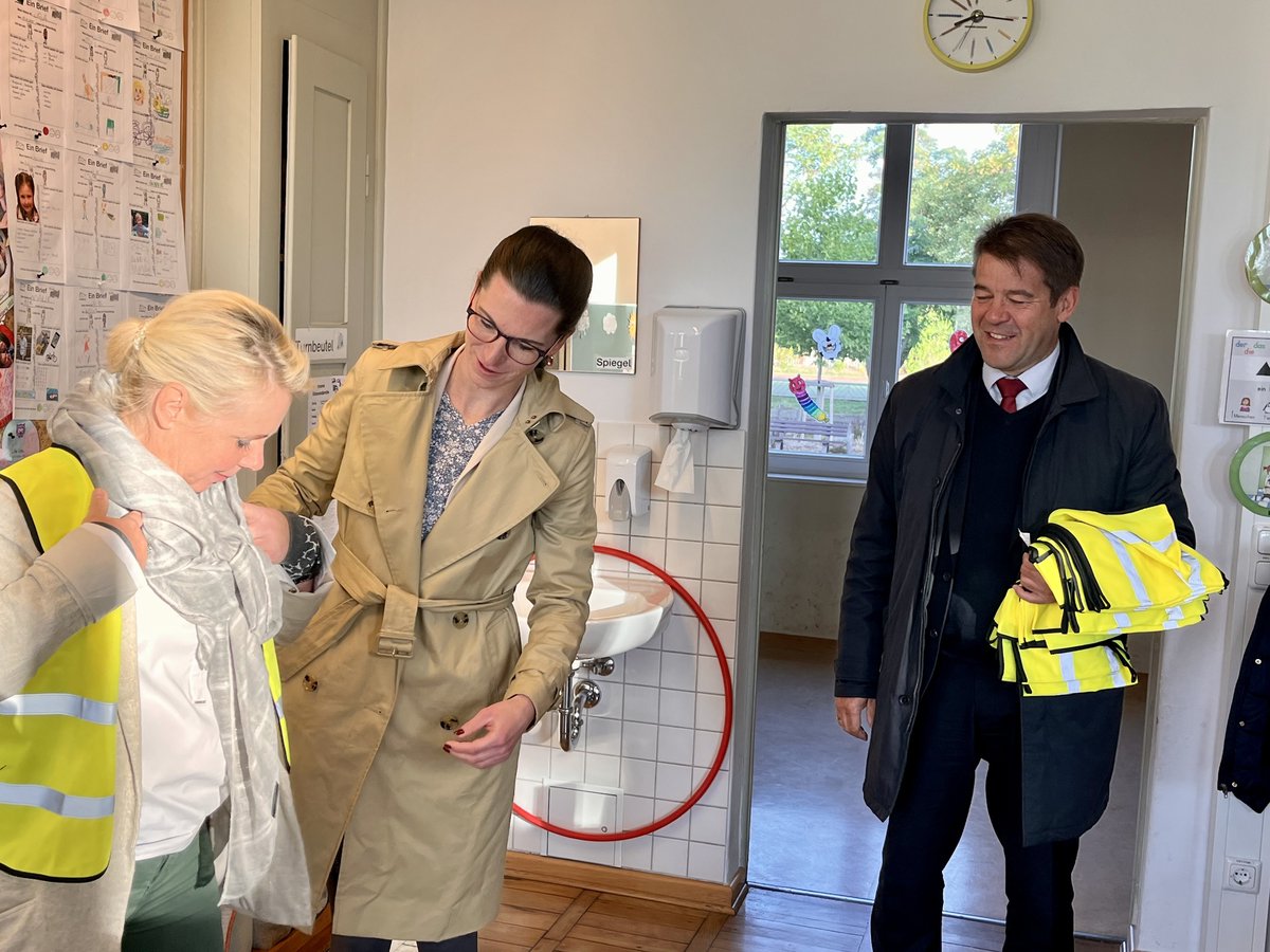 Stadt_BRB's tweet photo. 🚸 700 Sicherheitswarnwesten für die Erstklässler der #StadtBrandenburg 🚸 Die gelben Westen für mehr #Sicherheit auf dem #Schulweg bekamen die ABC-Schützen der G.-Klingenberg-Schule von OB #SteffenScheller &amp; der Beigeordneten Alexandra Adel persönlich. 👉 https://t.co/NQqBwcKYqx https://t.co/Xle5kxN8Kf