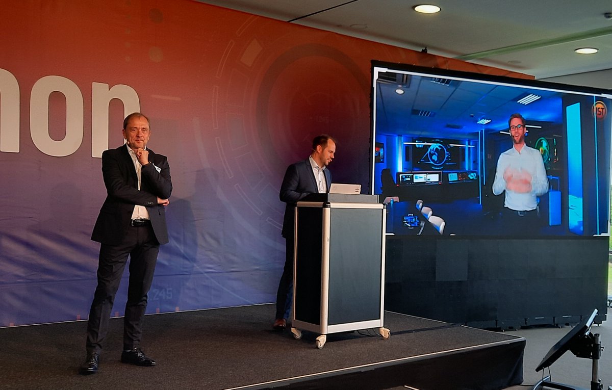 kontrollraum's tweet photo. JST News meets Entertainment 🧑‍🎤💃JST-Mitarbeiter Dominik Zepp berichtet in Live-Schalte direkt aus dem #Kontrollsimulator Buxdehude. So bekommen Themen wie Akustikdeckensegel, Display Wall, AudioDetection und das brandneue JST Multistreaming ein "Gesicht".  #komon2022 #komon https://t.co/WFSzSXutni