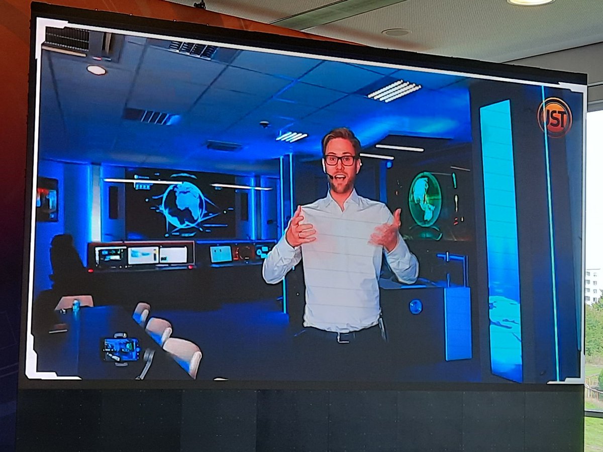 kontrollraum's tweet photo. JST News meets Entertainment 🧑‍🎤💃JST-Mitarbeiter Dominik Zepp berichtet in Live-Schalte direkt aus dem #Kontrollsimulator Buxdehude. So bekommen Themen wie Akustikdeckensegel, Display Wall, AudioDetection und das brandneue JST Multistreaming ein "Gesicht".  #komon2022 #komon https://t.co/WFSzSXutni