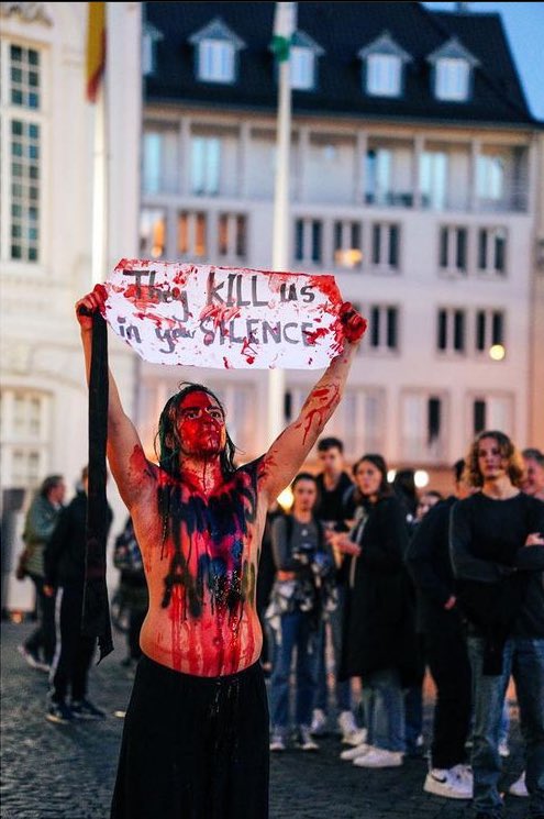 capsluck157's tweet photo. They kill us in your silence!
#IranProtests2022 #مهسا_امینی https://t.co/AIaeGYsiIz