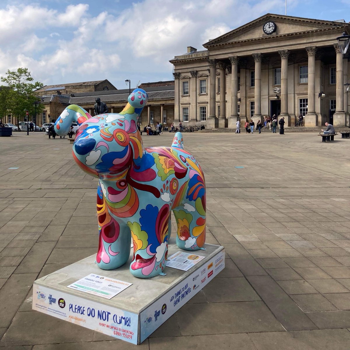 wildinart's tweet photo. We visited the Snowdogs! 🐾

Thank you to @TheKirkwood_UK for hosting us 💙

@SnowdogKirklees can be discovered throughout all of October in Huddersfield and surrounding areas.

Download the app 📱 https://t.co/j4z5hf3kxK

#wildinart #snowdogskirklees #arttrail #art #publicart https://t.co/f1QJNYuLY7