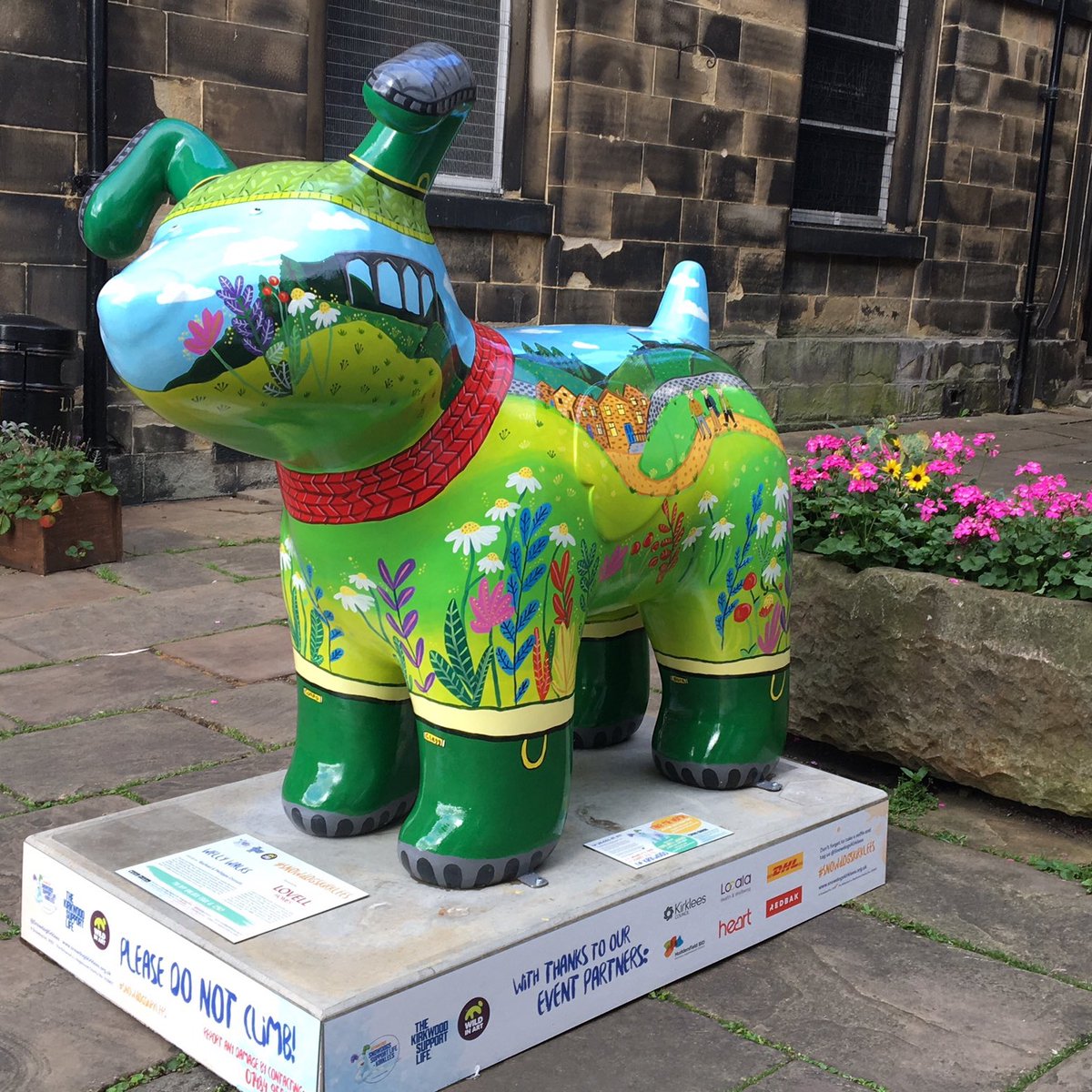 wildinart's tweet photo. We visited the Snowdogs! 🐾

Thank you to @TheKirkwood_UK for hosting us 💙

@SnowdogKirklees can be discovered throughout all of October in Huddersfield and surrounding areas.

Download the app 📱 https://t.co/j4z5hf3kxK

#wildinart #snowdogskirklees #arttrail #art #publicart https://t.co/f1QJNYuLY7
