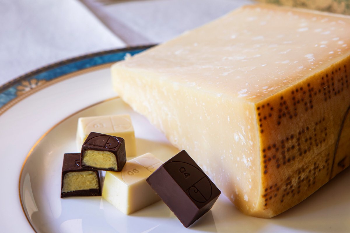 socialmiliac's tweet photo. Al #SalonedelGusto @SlowFoodItaly di #Torino, il Consorzio @theonlyparmesan ha presentato in anteprima la #pralina al #Parmigiano #Reggiano realizzata dalla #cioccolateria @Lavoratti1938, da poco acquistata da @fabfazio https://t.co/G93ugz7wfn