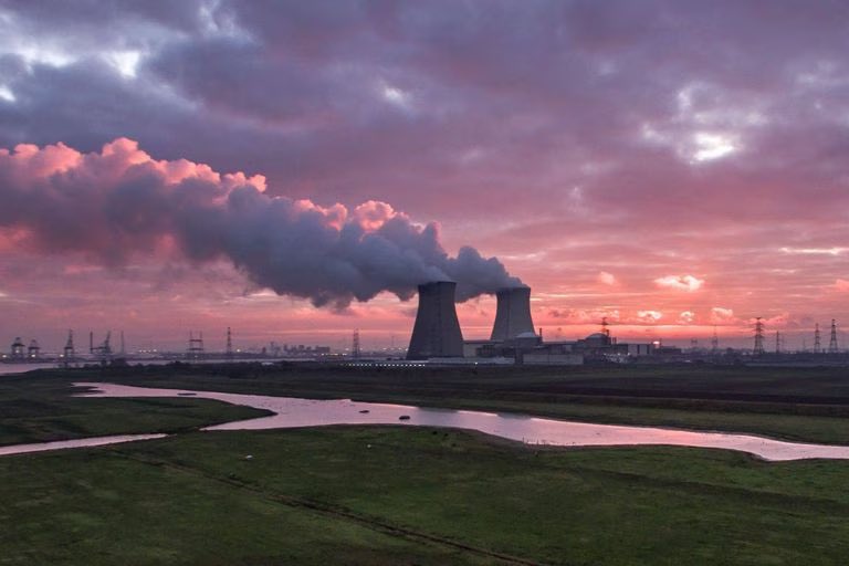 L_ThinkTank's tweet photo. [ 🇧🇪 BELGIQUE ]

🔸 À 21 heures, le réacteur numéro 3 de la centrale nucléaire de Doel sera mis à l’arrêt, dans le cadre du plan belge de sortie du nucléaire. Celui-ci pouvait produire jusqu’à 10% de la production d’électricité belge. https://t.co/kXTIF2o7mt