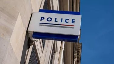 info_Paris_IDF's tweet photo. 🔴 FLASH - #Paris : un individu fiché S, considéré par la police comme « dangereux et violent », employé d’un #prestataire de service de la préfecture de police, remplit les distributeurs à café des commissariats parisiens.

👉 Il a été reconnu par un policier. (E1) #FicheS https://t.co/zXZfXPHioh
