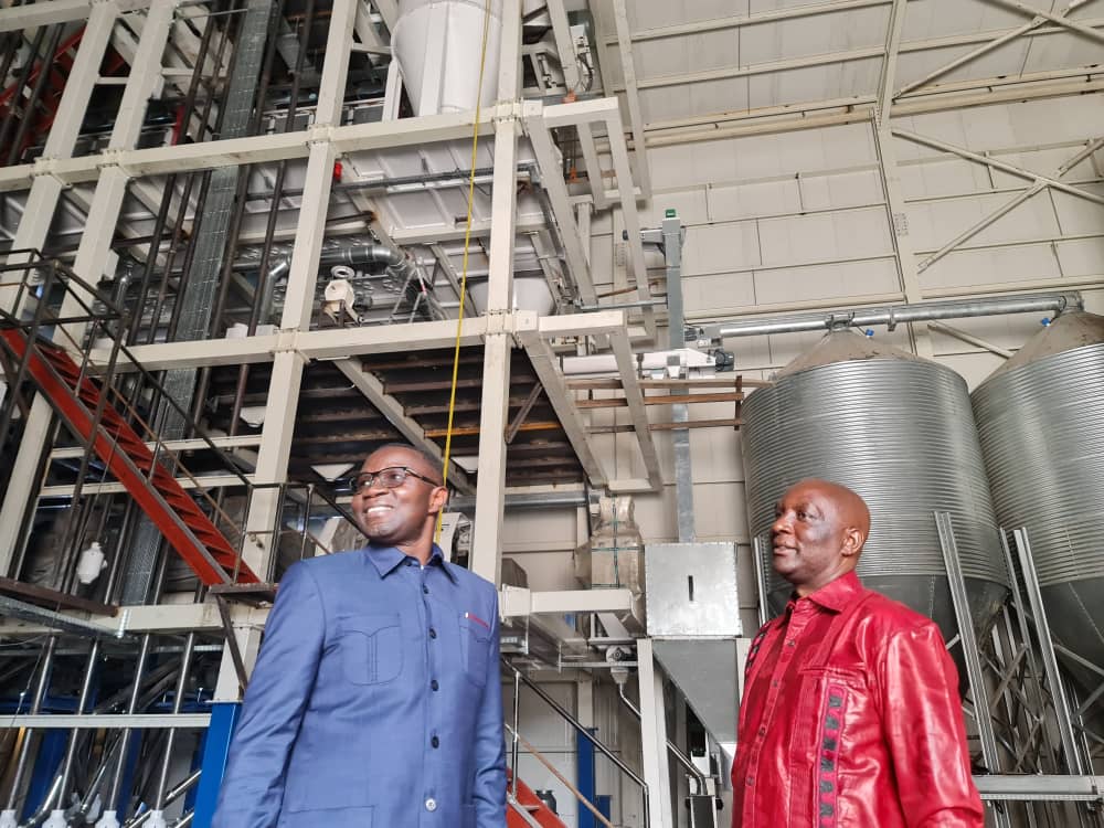 julienpalukucom's tweet photo. Visite ce matin à Goma du plus grand projet de MINOTERIE au Kivu. Capacité 200T de production de farine/jour.Capitaux 100% congolais. Assurance des producteurs locaux des céréales,réduction de la facture d'importation. Signal lancé aux seigneurs de guerre sur le type d'entreprise https://t.co/CtlU8C6YMw