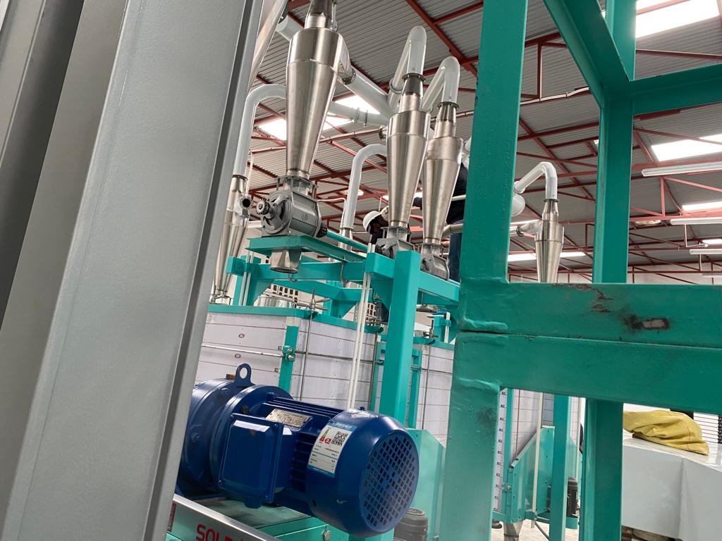 julienpalukucom's tweet photo. Visite ce matin à Goma du plus grand projet de MINOTERIE au Kivu. Capacité 200T de production de farine/jour.Capitaux 100% congolais. Assurance des producteurs locaux des céréales,réduction de la facture d'importation. Signal lancé aux seigneurs de guerre sur le type d'entreprise https://t.co/CtlU8C6YMw