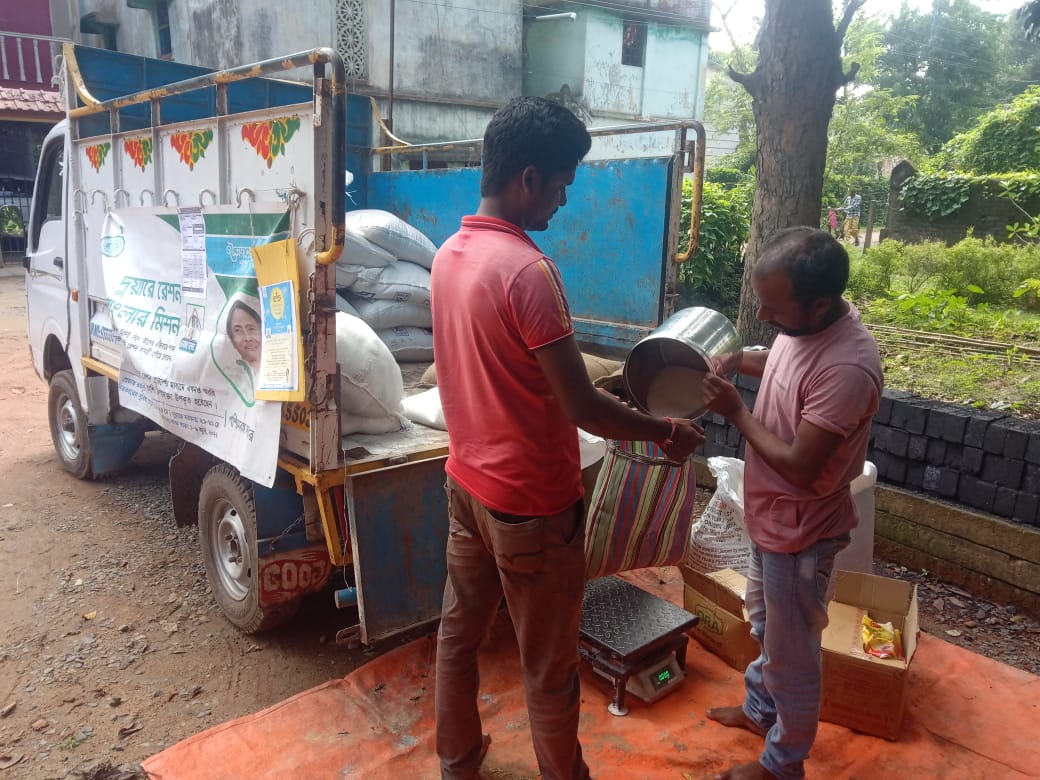 wbdfs's tweet photo. Distribution of Festive Items is going on under Duare Ration in Jhargram district.
#KhadyaSathi
#DuareSarkar
#FestiveItems
#EgiyeBangla
@egiye_bangla https://t.co/zui4v4ns5R
