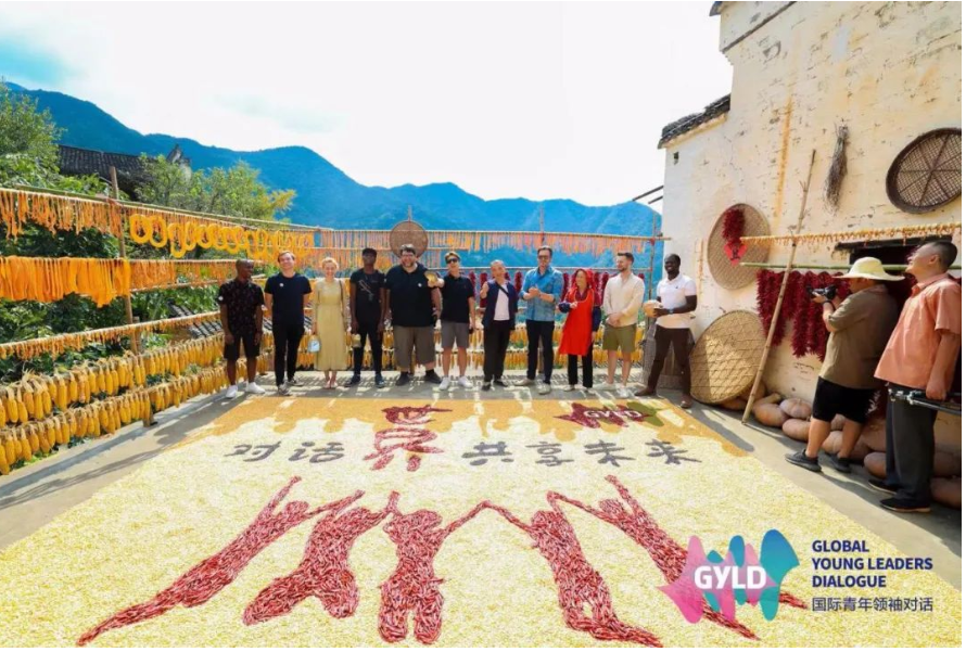 YunquanYU's tweet photo. From Sept 16 to 18, international #youth from 8 countries traveled to Jingdezhen City and Wuyuan County in Shangrao city, the fourth stop of the #GYLD #China Tour. They explored China's development code in poverty alleviation and rural revitalization. https://t.co/ddwqOpzZXs