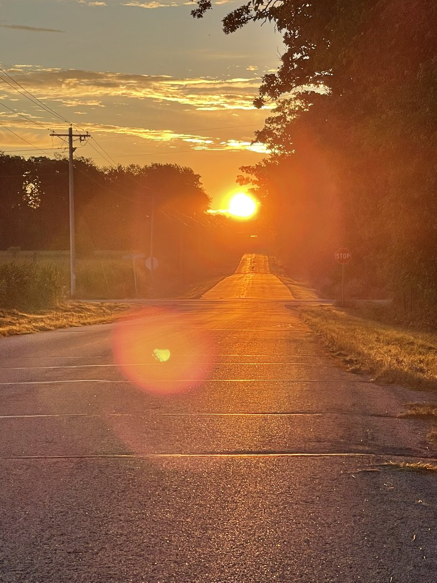 robertjarzen's tweet photo. Today’s #momentofjarZEN
On the early road chasing the sunrise. 
#tranquility https://t.co/9a0KFyJUtL