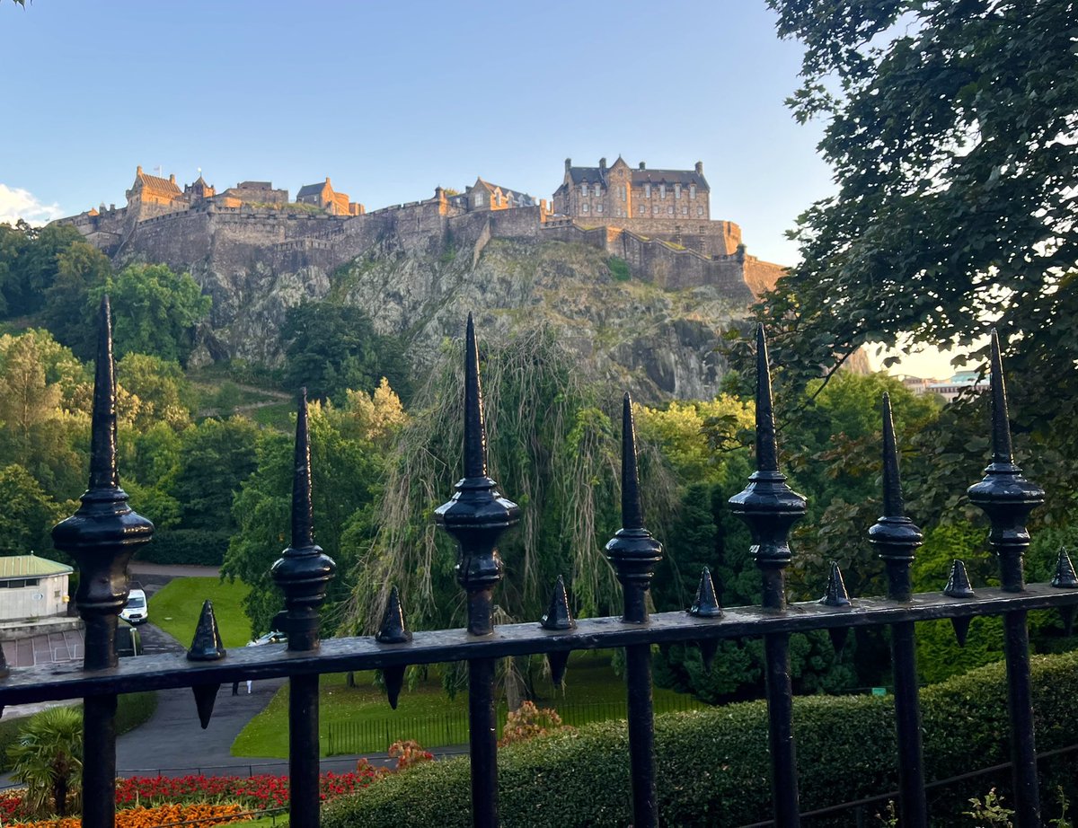 ShotsBug's tweet photo. An impressive view of Edinburgh Castle from Princes Street @VisitScotland @StormHour @ThePhotoHour #edinburgh https://t.co/ggmPOC4kRB