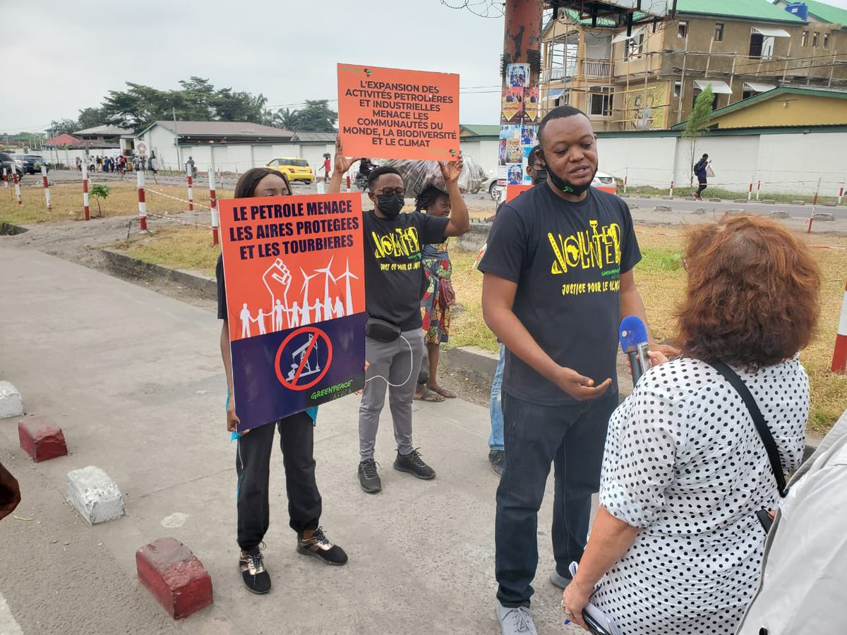 patmuamba's tweet photo. #DRC #Climatemarch #Precop27
Youth people asking the Congolese government to #STOP Fossil Fuel  in the Congo basin Forest. @Greenpeaceafric @RFIAfrique @Irenewabiwa @RaoulMons @350Africa @StanysBujakera @environews_rdc @afpfr @CAFISecretariat @NgwatoSabin https://t.co/6AkKKeQnpl