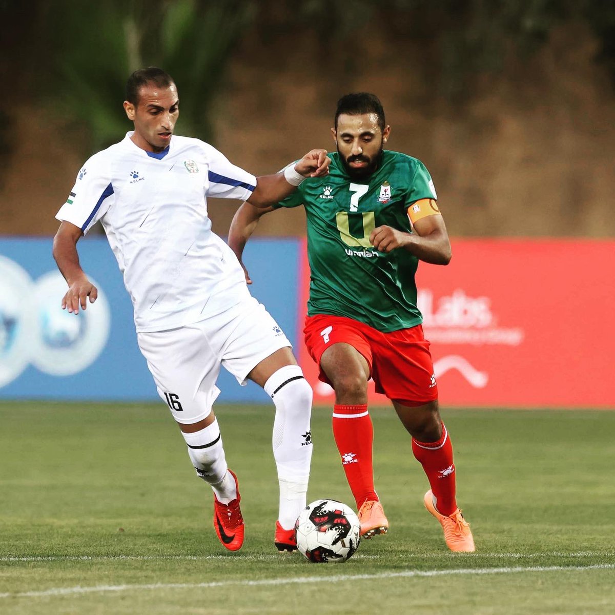 AbuAmara7's tweet photo. مباراة بين منتخب الأمن العام و نادي الوحدات والتي انتهت بفوز نادي الوحدات بنتيجة ٢-١ والتكريم من قبل مساعد مدير الامن العام العميد أيمن العوايشة الشخصية الرائعة والمحترمة جداً .
@jihadnijem الفنان
#M_7 https://t.co/ndDaBU4BxH