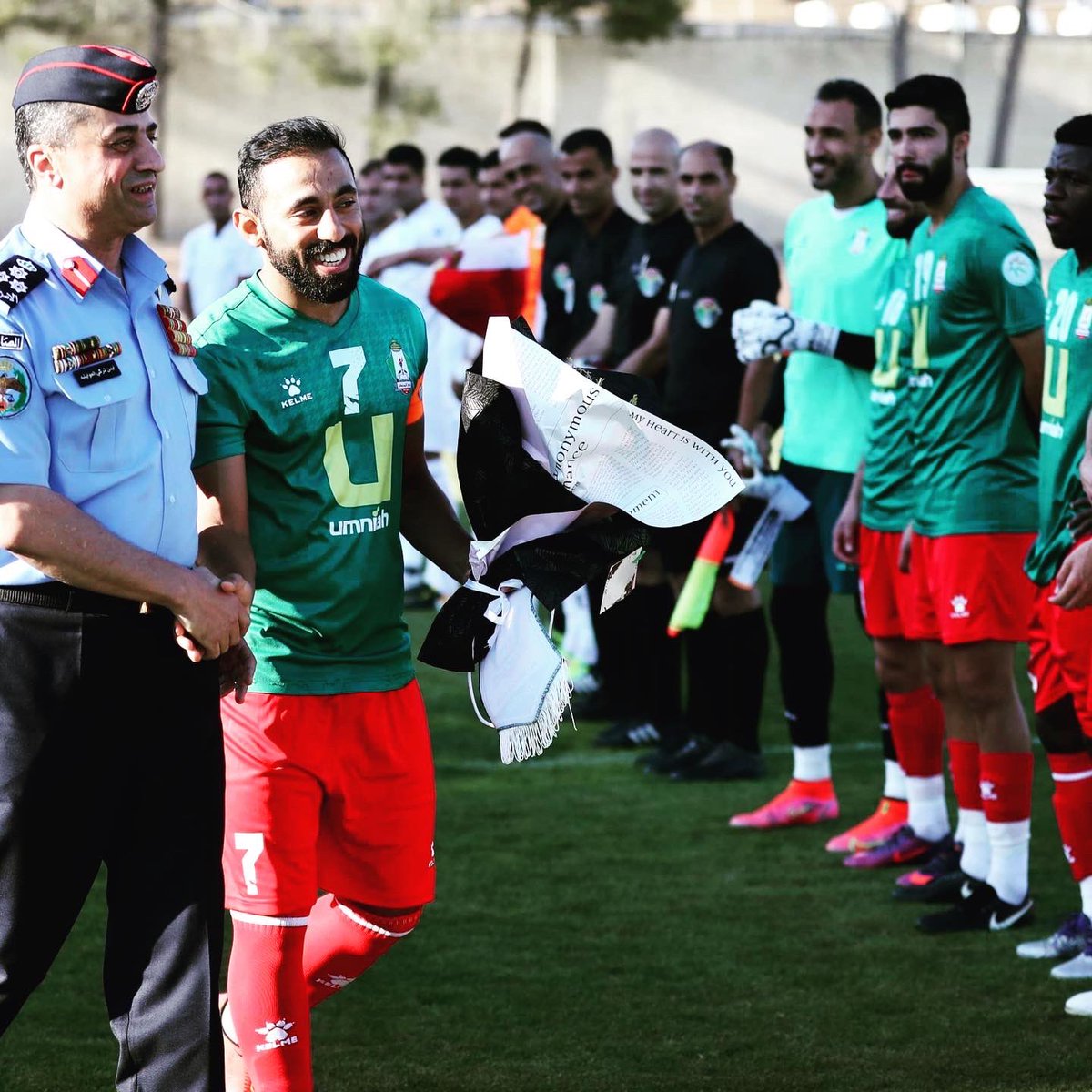 AbuAmara7's tweet photo. مباراة بين منتخب الأمن العام و نادي الوحدات والتي انتهت بفوز نادي الوحدات بنتيجة ٢-١ والتكريم من قبل مساعد مدير الامن العام العميد أيمن العوايشة الشخصية الرائعة والمحترمة جداً .
@jihadnijem الفنان
#M_7 https://t.co/ndDaBU4BxH
