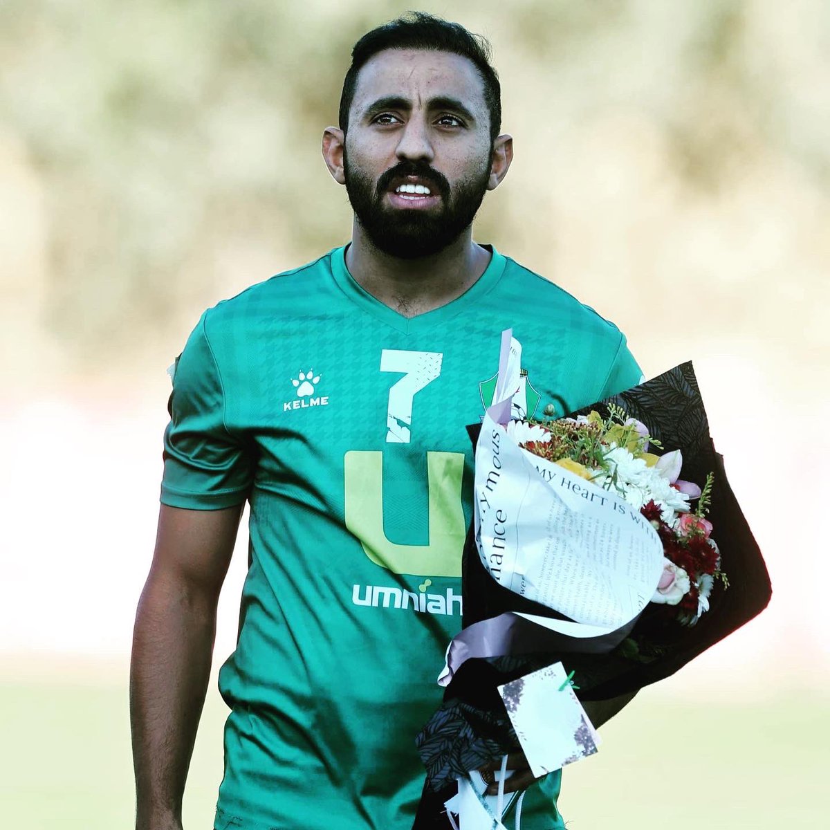 AbuAmara7's tweet photo. مباراة بين منتخب الأمن العام و نادي الوحدات والتي انتهت بفوز نادي الوحدات بنتيجة ٢-١ والتكريم من قبل مساعد مدير الامن العام العميد أيمن العوايشة الشخصية الرائعة والمحترمة جداً .
@jihadnijem الفنان
#M_7 https://t.co/ndDaBU4BxH