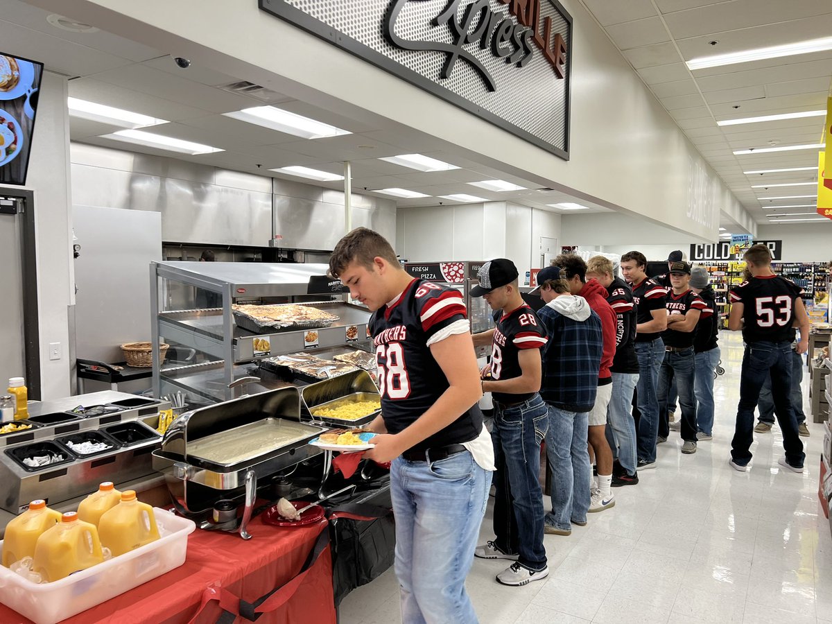 CrestonFB's tweet photo. Another big thanks to @HyVee and our senior parents for putting on our homecoming breakfast. #homeofthepanthers @bmorrison1975 @natehaley18 @CaseyJTanner @kcoop35 https://t.co/mZsBPrwIVo