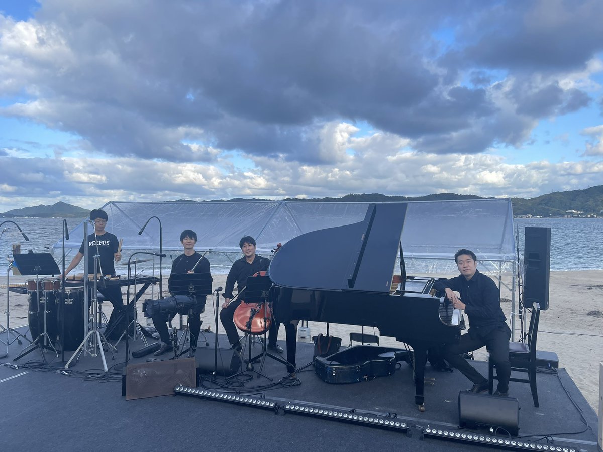 kawaken_pf's tweet photo. 9/21モノオペラ「GARASHA」天橋立2公演終演。
最高難度のアンサンブル曲でしたが、このメンバーだからこそ乗り越えられた素晴らしい経験でした。風もぴたりと止み、月夜が照らす海と波の音だけが聞こえる中での演奏はまさに幻想的で感動しました。
彩子さん、ありがとうございました‼️ https://t.co/koA898d3GN