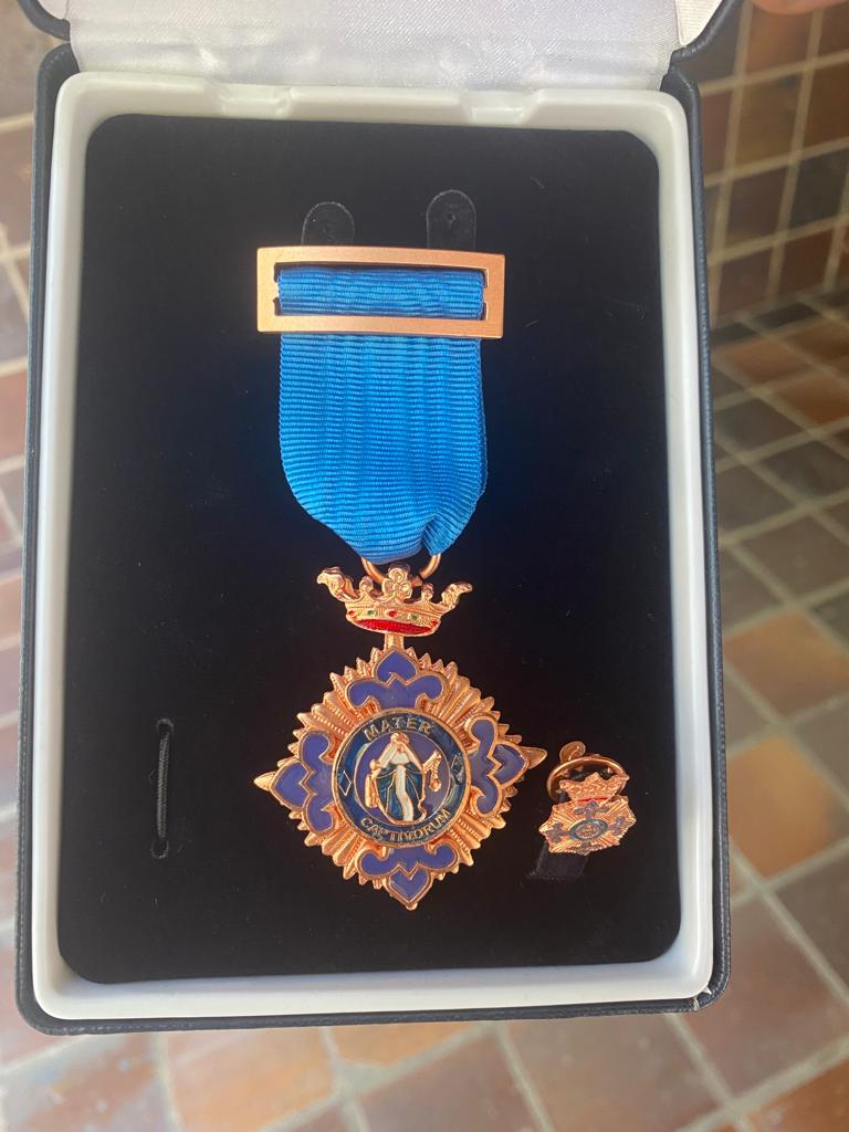 Solidarios_es's tweet photo. ¡DE ENHORABUENA! Hoy @IIPPGob nos ha hecho entrega de la Medalla de Bronce al Mérito Penitenciario en #Murcia por la labor de nuestro #voluntariado en el #AulaDeCultura, los talleres en #prisiones y en las salidas del #grupodeocio en régimen abierto del CIS Guillermo Miranda 👏👏 https://t.co/PMSugNcfbH
