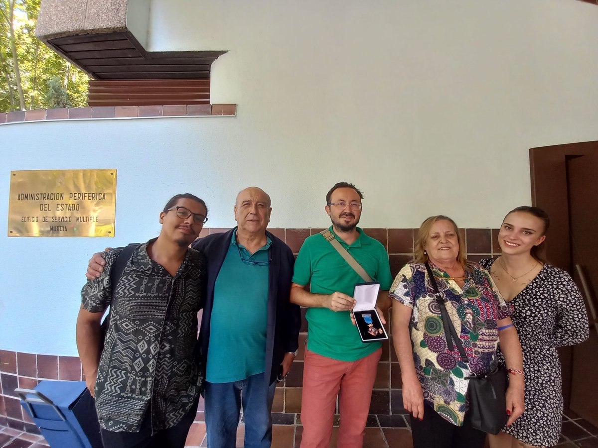 Solidarios_es's tweet photo. ¡DE ENHORABUENA! Hoy @IIPPGob nos ha hecho entrega de la Medalla de Bronce al Mérito Penitenciario en #Murcia por la labor de nuestro #voluntariado en el #AulaDeCultura, los talleres en #prisiones y en las salidas del #grupodeocio en régimen abierto del CIS Guillermo Miranda 👏👏 https://t.co/PMSugNcfbH