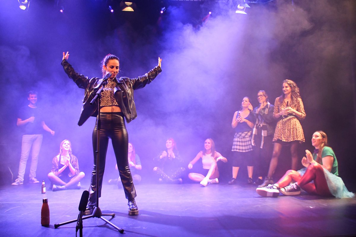 EXITescenic's tweet photo. ÚLTIMES 3 PLACES!!

Curs de Teatre Musical
➡️ Dilluns de 18.30 a 21.30h (d'octubre a juny) 
➡️ Interpretació, Cant i Dansa amb prossorar especialitzat en cada matèria
➡️ Muntatge d'un musical on posar en pràctica tot allò après
📞932171206
📧 info@exitescenic.es https://t.co/2gGBQoKNOX